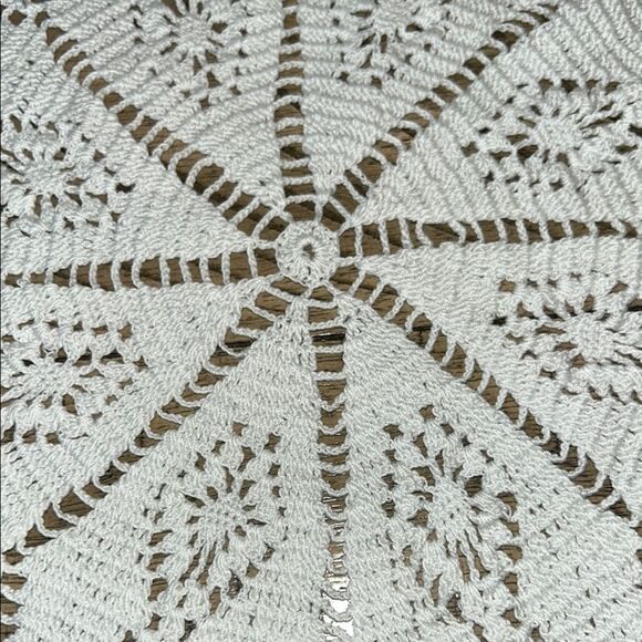 Elegant Vintage 1970s Handmade White Crochet Doilies Set - Picture 6 of 17
